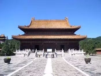 Vĩnh Lăng bảo địa: Mộ Tổ táng ở thế long mạch phải chăng sẽ giúp đời đời con cháu làm Hoàng đế, điều này khó mà lý giải thấu đáo. Nhưng các vương triều nhà Thanh rất coi trọng long mạch, lăng mộ của tổ tiên đều được các quan khâm thiên giám địa lý trắc địa kĩ lưỡng, vừa thể hiện sự kính trọng với tổ tiên, cũng là một hình thức cầu phúc.