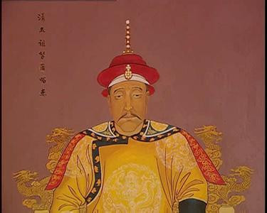  Phúc lăng hựu Thanh: Nỗ Nhĩ Cáp Xích là một nhân vật thần kì của sử triều Thanh. Ông tuy không xưng đế nhưng lại là tiên tổ khai cương thác thổ của Mãn Châu, là cha đẻ của Hoàng đế khai quốc nhà Thanh. Lăng mộ của ông tọa lạc trên núi Thiên Trụ phía đông thành Thẩm Dương, dân gian gọi là “ Đông lăng”, khi mới xây dựng được gọi là “Thái Tổ lăng”, “Tiên Hãn lăng”, sau được đặt là “Phúc lăng”.