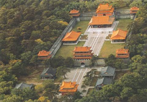 Thái tổ triều Thanh Nỗ Nhĩ Cáp Xích một đời chinh chiến tung hoành. Ông đã đặt cơ sở nền móng cho việc dựng nước của Đại Thanh. Cả đời ông thăng trầm, nếu ứng Long mạch mà nói thì: "Khởi vu Thiên trì nhi chung vu phụng thiên" (bắt đầu từ thiên trì, kết thúc tại phụng thiên). Thành tựu và khí thế của Nỗ Nhĩ Cáp Xích thì rất nhiều Hoàng đế không thể vượt qua. Sau khi mất, con cháu đã mai táng ông bên cạnh phụng thiên, hi vọng rằng ông dùng khí phách Chân Long Thiên Tử bảo vệ long mạch cho Mãn Châu, vĩnh bảo giang sơn Đại Thanh.