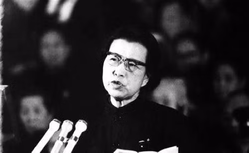 Trong hồi ký “Những điều tôi biết về Mao Trach Đông” của mình, Lâm Khắc cũng có nhận xét về con người Giang Thanh. Theo ông, trên chính trường, Giang Thanh là người nhìn mặt đoán lời. Thời kì sau thập niên 50, bà ta đã dần dần phát triển tư tưởng cánh “tả” của mình. Nhân danh cho việc đấu tranh giai cấp đã gây ra rất nhiều sóng gió trên chính trường Trung Quốc.