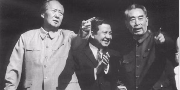 Chính Mao Trạch Đông khi kể lại với Chu Thế Chiêu (một người bạn tốt thuở thiếu thời) về việc Trung ương Đảng đưa ra phương án nào về chuyện kết hôn của ông và Giang Thanh đã chia sẻ: "Có những hôm, buổi tối chúng tôi cũng họp, tôi còn nhớ họp đến 12 rưỡi đêm. Đột nhiên đồng chí Chu Ân Lai bảo tôi: "Phiền Chủ tịch ra ngoài một chút, chúng tôi có việc cần thảo luận và nghiên cứu".