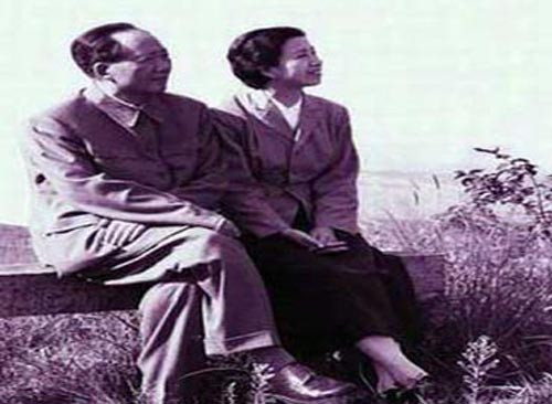 Mùa xuân năm đó, đoàn kịch cứu quốc Thượng Hải kết hợp với đoàn hí kịch Diên An diễn vở kịch nói” Máu tế Thượng Hải”, Lam Bình cũng tham gia diễn xuất. Sau buổi biểu diễn, bộ truyền thông Trung ương đã mở tiệc thiết đãi toàn thể diễn viên. Lam Bình cũng dự tiệc và lần đầu gặp Mao Trạch Đông.