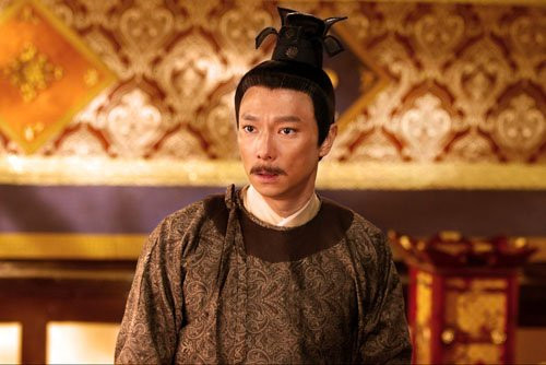 Sau này Lý Hiển bị quản thúc, lúc này ông ta mới biết sợ, mỗi lần nghe nói có sứ thần do Võ Tắc Thiên phái đến đều sợ sẽ bị giết. Đêm ngày lo lắng sẽ bị chính mẹ đẻ mình khử, cảm giác đó như thế nào chỉ có Lý Hiển hiểu. Khoảng thời gian này Lý Hiển đã được nếm trải đầy đủ mọi cảm giác của nhân tình thế thái. May mà có tình yêu của người vợ Vi Hoàng Hậu đã không bỏ rơi ông ta. Trong tình cảnh không thấy tương lai, đánh mất phương hướng, Vi Hoàng hậu đã không bỏ rơi chồng, luôn động viên cổ vũ và giúp Lý Hiển tiếp tục sống trong nghịch cảnh. Nhưng bi kịch của Hoàng đế vẫn nằm ở đây. Cho dù là vợ chồng hoạn nạn có nhau, ân trọng hơn núi, nghĩa sâu hơn biển, nhưng so với sự ăn mòn của tham vọng về quyền lực thì tất cả chỉ là phù du. Ảnh minh họa Lý Hiển.