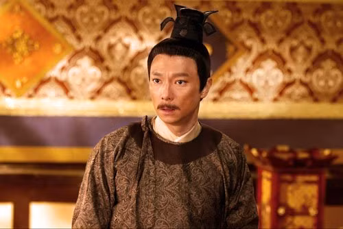 Sau này Lý Hiển bị quản thúc, lúc này ông ta mới biết sợ, mỗi lần nghe nói có sứ thần do Võ Tắc Thiên phái đến đều sợ sẽ bị giết. Đêm ngày lo lắng sẽ bị chính mẹ đẻ mình khử, cảm giác đó như thế nào chỉ có Lý Hiển hiểu. Khoảng thời gian này Lý Hiển đã được nếm trải đầy đủ mọi cảm giác của nhân tình thế thái. May mà có tình yêu của người vợ Vi Hoàng Hậu đã không bỏ rơi ông ta. Trong tình cảnh không thấy tương lai, đánh mất phương hướng, Vi Hoàng hậu đã không bỏ rơi chồng, luôn động viên cổ vũ và giúp Lý Hiển tiếp tục sống trong nghịch cảnh. Nhưng bi kịch của Hoàng đế vẫn nằm ở đây. Cho dù là vợ chồng hoạn nạn có nhau, ân trọng hơn núi, nghĩa sâu hơn biển, nhưng so với sự ăn mòn của tham vọng về quyền lực thì tất cả chỉ là phù du. Ảnh minh họa Lý Hiển.