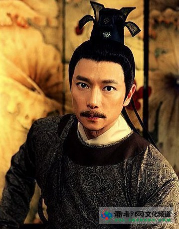 Vì sợ Lý Hiển điều tra ra chuyện dâm loạn của mình, công chúa An Lạc mong muốn Mẫu hậu noi theo tổ mẫu Võ Tắc Thiên, lâm triều xưng đế, còn mình thì làm Hoàng Thái Nữ. Hai mẹ con điên loạn đến mức bí mật mưu sát chồng, cha đẻ mình. Vi Hoàng hậu biết Lý Hiển rất thích ăn bánh nên trong môt đêm trời tối, hạ lệnh cho nhân tình Mã Tần Khách chế thuốc độc, đích thân bà ta cho thuốc độc vào bánh dâng cho Lý Hiển... thế là Lý Hiển đã chết dưới tay vợ và con gái và trở thành một điển hình về sự bất hạnh.