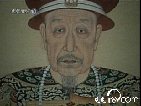 Nguyên nhân thứ 7: Tài xu nịnh. Vào những năm cuối đời, Càn Long càng ngày càng không thích nghe những lời trung thần, thích đao to búa lớn, khoác loác khoe khoang là thập toàn lão gia, cho rằng mình có thể sánh ngang với tổ phụ Khang Hi. Hòa Thân thì hàng ngày vẫn dùng những lời đó để mê hoặc Càn Long, luôn luôn làm cho Càn Long hả hê sung sướng.