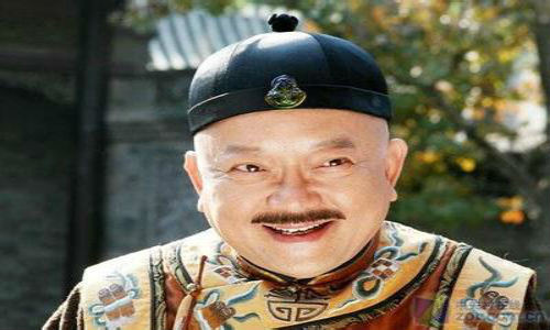 Năm thứ 13 Càn Long tức năm 1768, một Hòa Thân kiêu căng đã lạc đề thi rớt khì thi Hương. Năm sau, ông ta kế thừa chức tam đẳng kinh xa đô úy của phụ thân, gia nhập loan nghị vệ, và thành chấp sự nhân đi trước kiệu hoàng đế. Từ đó về sau ông ta không ngừng thăng tiến, kiêm đến chín chức quan đại thần trong triều: đại thần phủ nội vụ, đại thần ngự tiền, đại thần nghị chính, đại thần tương lam kì lĩnh thị vệ nội, đại thần chính bạch kì lĩnh thị vệ nội, đài thần quân cơ, đại thần lĩnh ban quân cơ, đại học sĩ Văn Hoa điện, đại học sĩ Thủ phụ. Đều là những chức quan lớn trong triều, có thể nói chỉ dưới một người trên vạn người, không khác gì “Nhị hoàng đế” . Tại sao ông ta lại được Càn Long "ưu ái" như vậy?