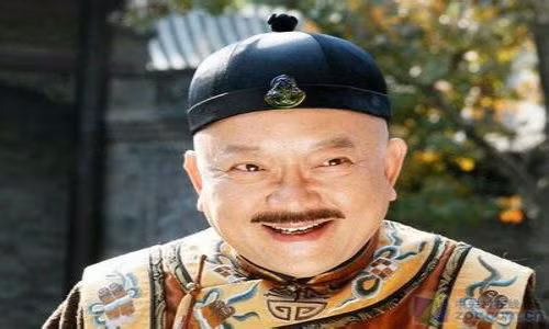 Năm thứ 13 Càn Long tức năm 1768, một Hòa Thân kiêu căng đã lạc đề thi rớt khì thi Hương. Năm sau, ông ta kế thừa chức tam đẳng kinh xa đô úy của phụ thân, gia nhập loan nghị vệ, và thành chấp sự nhân đi trước kiệu hoàng đế. Từ đó về sau ông ta không ngừng thăng tiến, kiêm đến chín chức quan đại thần trong triều: đại thần phủ nội vụ, đại thần ngự tiền, đại thần nghị chính, đại thần tương lam kì lĩnh thị vệ nội, đại thần chính bạch kì lĩnh thị vệ nội, đài thần quân cơ, đại thần lĩnh ban quân cơ, đại học sĩ Văn Hoa điện, đại học sĩ Thủ phụ. Đều là những chức quan lớn trong triều, có thể nói chỉ dưới một người trên vạn người, không khác gì “Nhị hoàng đế” . Tại sao ông ta lại được Càn Long "ưu ái" như vậy?