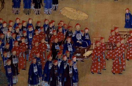 Tiết Phúc Thành trong “Dung am bút kí" ghi rằng: Có một lần Càn Long đi tuần thú, khi chuẩn bị khởi hành không tìm thấy cái lọng vàng đâu, Càn Long vô cùng tức giận, bọn thuộc hạ sợ gần chết vì có thể sẽ bị tội chém đầu, ai cũng không dám trả lời, đúng lúc đó Hòa thân đáp: “Tâu Hoàng thượng. người nào quản việc này người đó chịu trách nhiệm”. Càn Long thấy một thanh niên tuổi còn rất trẻ nhưng lại đối đáp rất lưu loát nên đã bắt đầu chú ý đến anh ta.