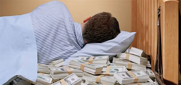 Vì thấy tiện nên rất nhiều người có thói quen vứt tiền trong phòng ngủ. Về phong thủy điều này rất nghiêm trọng. Muốn tài vận tốt, tiền phải được để tập trung lại một chỗ mới tụ được tài khí. Để tiền lung tung chính là sai lầm làm phân tán tài khí của mình.