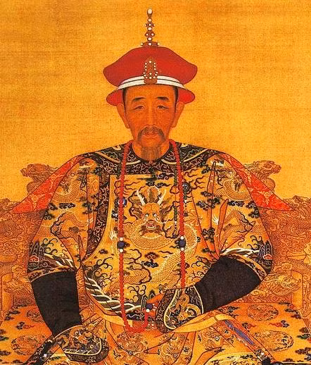 Trước đời vua Khang Hy, các cuộc hôn nhân thường mang tính chính trị. Rất nhiều hoàng hậu triều nhà Thanh là công chúa Mông Cổ. Đến Khang Hy, tình thế chính trị có sự thay đổi, Ngao Bái chuyên quyền lộng hành, kết bè kết đảng, can thiệp sâu vào triều chính. Duới sự sắp xếp của Hiếu Trang Hoàng thái hậu ngôi mẫu nghi thiên hạ đã chuyển từ Bác Nhĩ Tế Cát Đặc Thị con gái của của gia tộc Khoa Nhĩ Thấm Mông Cổ sang Hách Xá Lí Thị, cháu gái của Sách Ni nhưng thực chất đây vẫn là một cuộc hôn nhân chính trị. Ảnh: Chân dung hoàng đế Khang Hy.