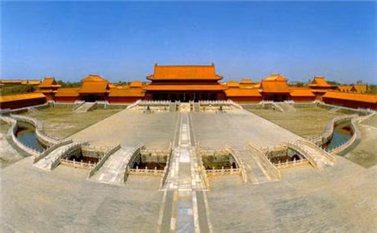 Thậm chí, hoàng đế này còn viết thư kể chuyện vui trên đường cho các nàng cảm thấy không buồn chán chốn thâm cung. Vào những năm cuối đời, ông đã lo sắp xếp ổn thỏa cuộc sống cho các phi tần. Ông hạ lệnh những phi tần có con trai về già sẽ được sống cùng con trai. Cách sắp xếp này đã phá vỡ tiền lệ các phi tần phải chết già trong cung sau khi hoàng đế băng hà. Trước khi hoàng đế băng hà, hai vị hoàng hậu đã được an táng trong địa cung của Cảnh lăng, các phi tần của ông cũng lần lượt được an táng tại đây. Có lẽ do tình cảm lúc tại vị của ông dành cho phi tần mà sau khi băng hà ông vẫn muốn các phi tần ở bên mình mà Cảnh lăng đã trở thành khu lăng mộ đông phi tần như vậy. 