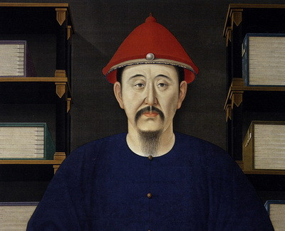 Hỷ sự bỗng chốc thành tang sự, Khang Hy đau lòng khôn xiết, không màng đến chiến sự trước mắt cũng chả còn tâm trí lâm triều trong 5 ngày mà chỉ lo tổ chức tang lễ cho hoàng hậu vô cùng long trọng. Linh cữu của nàng được quàn tại Tử cung trong suốt 25 ngày thì Khang Hy đích thân khóc tang 20 ngày đủ nói hết tình cảm dành cho nàng vô cùng sâu sắc. Ảnh: Chân dung vua Khang Hy. Để tưởng nhớ người vợ yêu, khi hoàng tử chưa đầy 2 tuổi ông đã lập làm thái tử, nhưng sau này thái tử bất tài bị Khang Hy phế truất. Khi phế truất Khang Hy đã khóc và mắng hoàng tử rằng “sinh nhi khắc mẫu”, cho thấy trai tim ông luôn dành một vị trí rất quan trọng cho người vợ hiền của mình.