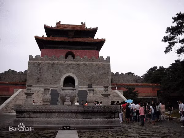 Trong khu phi nguyên tẩm nội của Cảnh lăng có mai táng 48 vị phi tần và hoàng tử thứ 18 Dận Biểu. Chính giữa phi tẩm viên phần mộ của Ôn Hi quý phi và 47 vị phi tần còn lại gồm 11 phi: Tuệ phi, Huệ phi, Nghi phi, Vinh phi, Bình phi, Lương phi, Tuyên phi, Thành phi, Thuận Ý Mật phi, Thuần Dụ Cần phi, Định phi và 8 vị tần, 10 quý nhân, 9 thường tại và 9 đáp ứng. Kính Mẫn hoàng quý phi vốn được táng cùng các nàng phi tần, sau này được di táng vào địa cung của Cảnh lăng.