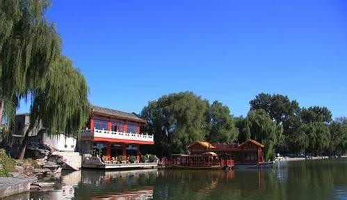 Ngoài cung, điện ra còn có khu Tây Uyển Hoàng Gia hiện nay là Nam Hải và Bắc Hải. Ở đây gồm ngự hoa viên, vườn thú, sân khấu kịch, khu tàng thư, khu vui chơi giải trí văn hóa, nơi diễn ra các hoạt động tôn giáo… Ảnh: Trong hình là một góc Ngự Hoa viên ngày nay.