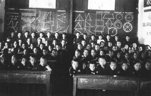 Học sinh ngồi ngay ngắn trong một lớp học.