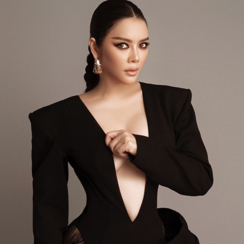 Với style này, Lý Nhã Kỳ cũng lựa chọn lối make-up đậm kết hợp cùng kiểu tóc tết dài cá tính, năng động. Để nhấn nhá cho nhan sắc thêm nổi bật, một đôi khuyên tai to tròn là lựa chọn tối ưu của người đẹp U40.