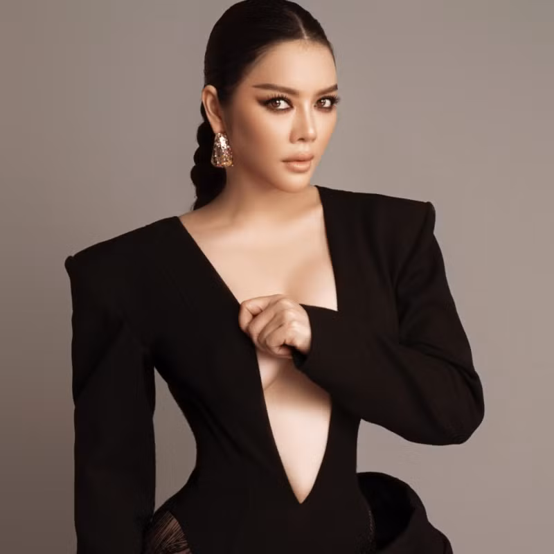 Với style này, Lý Nhã Kỳ cũng lựa chọn lối make-up đậm kết hợp cùng kiểu tóc tết dài cá tính, năng động. Để nhấn nhá cho nhan sắc thêm nổi bật, một đôi khuyên tai to tròn là lựa chọn tối ưu của người đẹp U40.