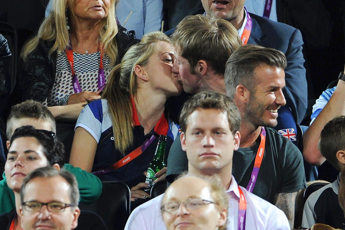 Cặp VĐV lần đầu gặp nhau vào năm 2010 khi Laura được chọn vào đội tuyển quốc gia. Năm 2012, hai người được phát hiện đang hẹn hò vì tấm ảnh chụp lại khoảnh khắc hôn nhau ở hàng ghế sau David Beckham khi xem trận bóng chuyền bãi biển tại London. Ảnh: Getty.