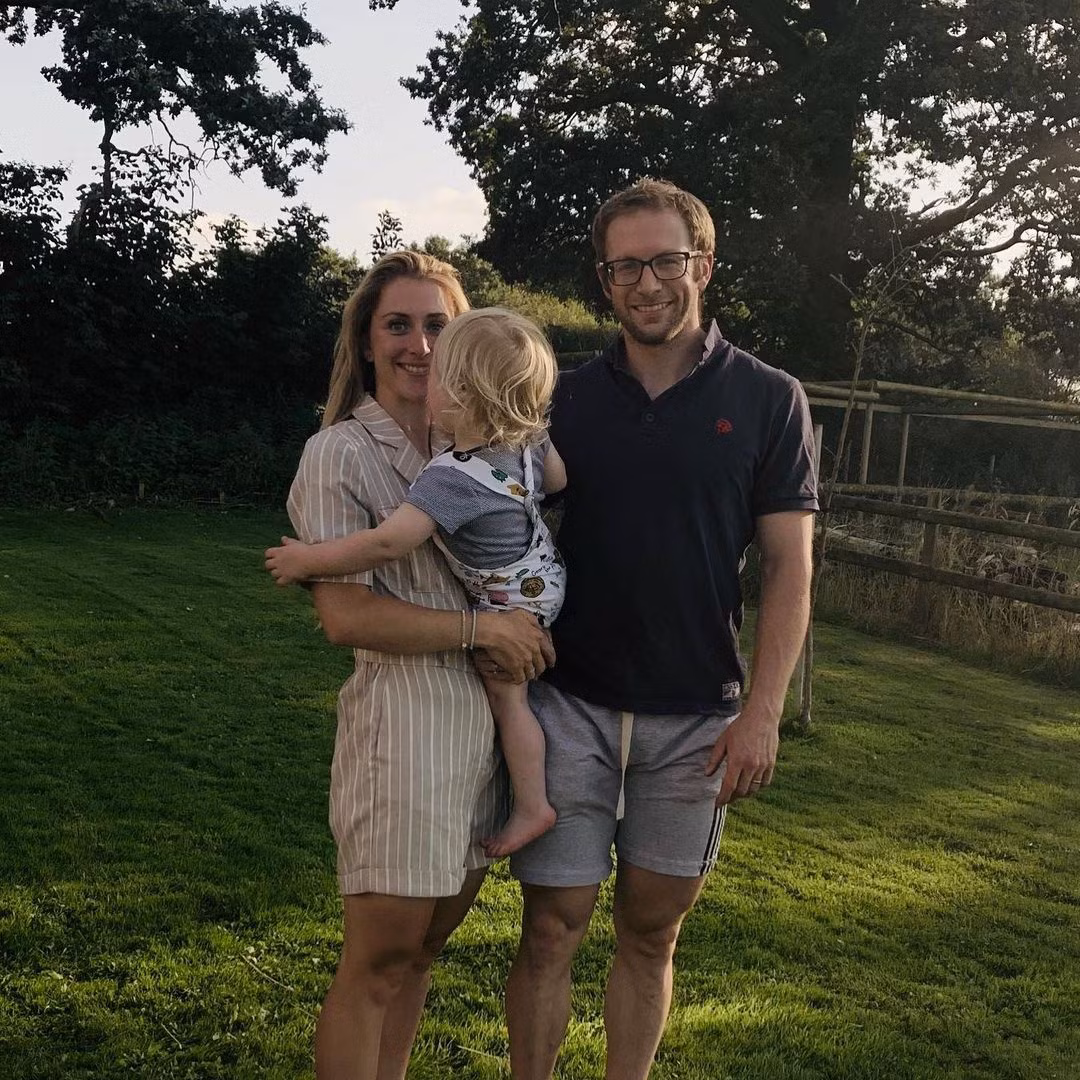 br/> Năm 2017, cặp vợ chồng có con trai đầu lòng - bé Albert. 6 tháng sau khi sinh con, Laura đã trở lại tập luyện dù gặp khá nhiều khó khăn để lấy lại sức bền và vóc dáng lúc trước. "Bé đã trở thành động lực để tôi phấn đấu mỗi ngày. Tôi muốn con trai mình được trải nghiệm những điều tuyệt vời như tôi và chồng", Laura nói với tờ Metro. Cặp VĐV có cuộc sống hôn nhân giản dị, hạnh phúc ở Cheshire. Ảnh: @laurakenny.