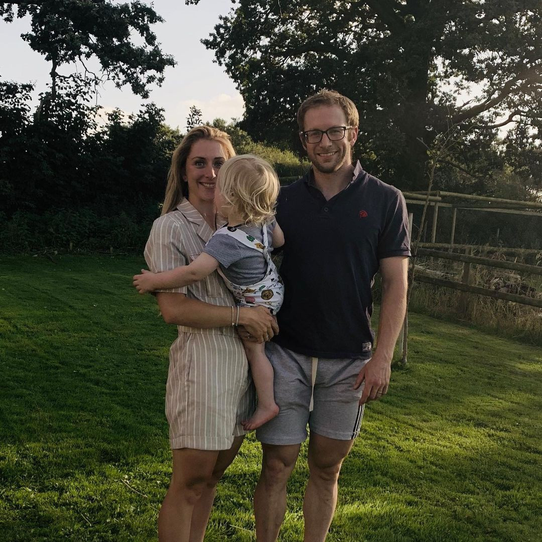 br/> Năm 2017, cặp vợ chồng có con trai đầu lòng - bé Albert. 6 tháng sau khi sinh con, Laura đã trở lại tập luyện dù gặp khá nhiều khó khăn để lấy lại sức bền và vóc dáng lúc trước. "Bé đã trở thành động lực để tôi phấn đấu mỗi ngày. Tôi muốn con trai mình được trải nghiệm những điều tuyệt vời như tôi và chồng", Laura nói với tờ Metro. Cặp VĐV có cuộc sống hôn nhân giản dị, hạnh phúc ở Cheshire. Ảnh: @laurakenny.