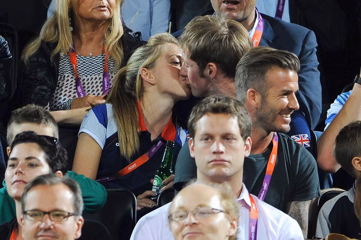 Cặp VĐV lần đầu gặp nhau vào năm 2010 khi Laura được chọn vào đội tuyển quốc gia. Năm 2012, hai người được phát hiện đang hẹn hò vì tấm ảnh chụp lại khoảnh khắc hôn nhau ở hàng ghế sau David Beckham khi xem trận bóng chuyền bãi biển tại London. Ảnh: Getty.