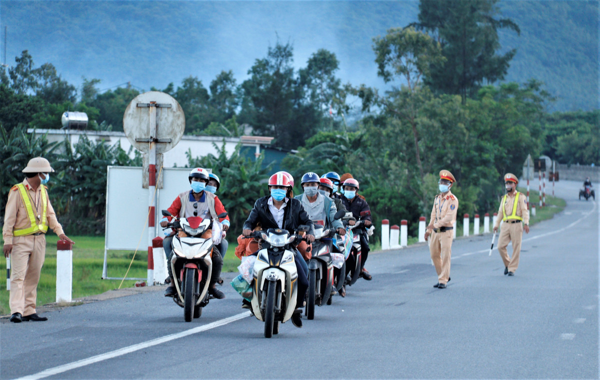 Tang tien cho nguoi chay xe may ve que tranh dich-Hinh-2