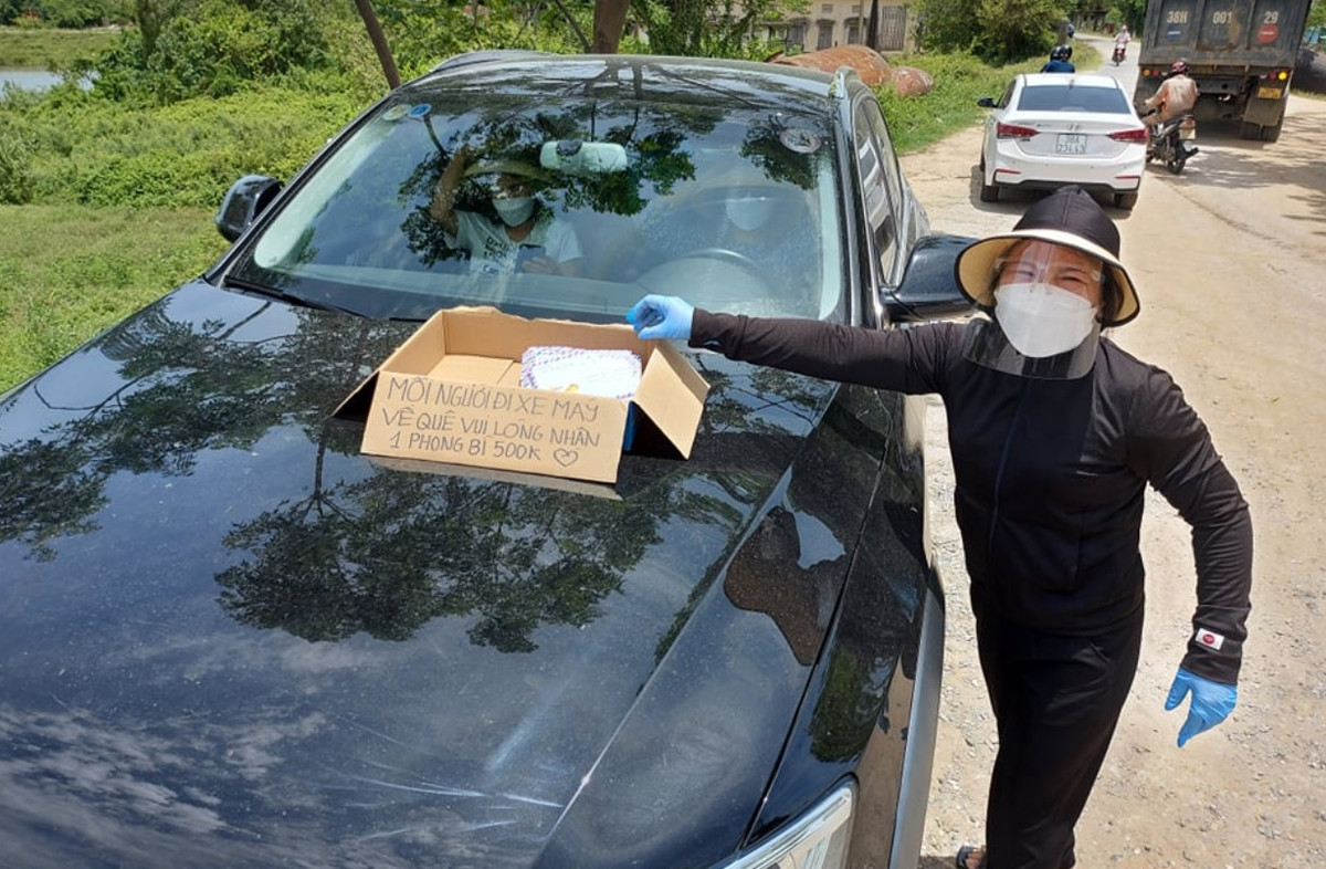 Tang tien cho nguoi chay xe may ve que tranh dich