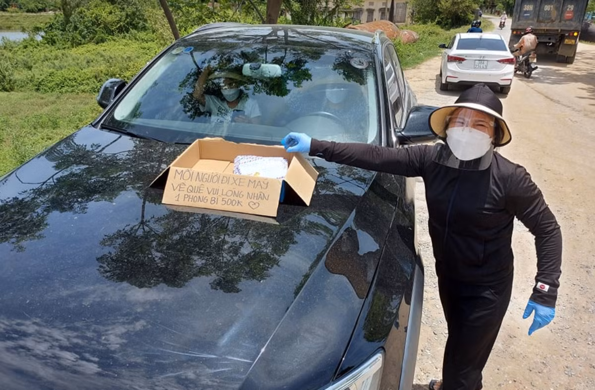 Tang tien cho nguoi chay xe may ve que tranh dich