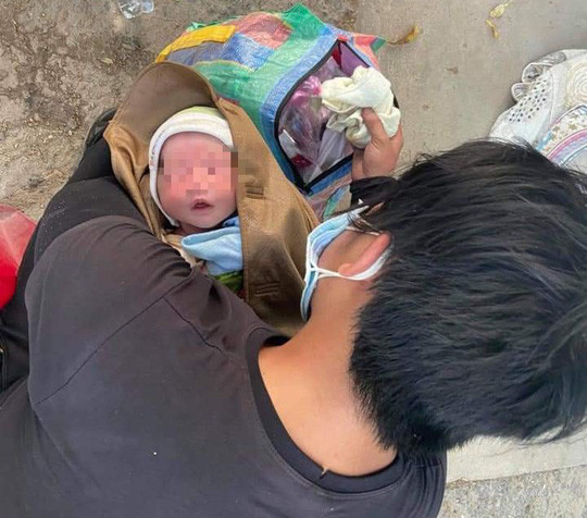 Be trai 9 ngay tuoi cung cha me ve Nghe An bang xe may