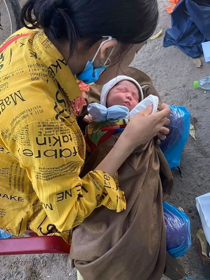 Be trai 9 ngay tuoi cung cha me ve Nghe An bang xe may-Hinh-3