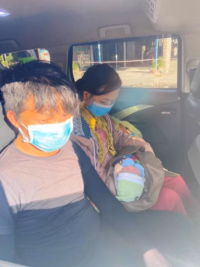 Be trai 9 ngay tuoi cung cha me ve Nghe An bang xe may-Hinh-2