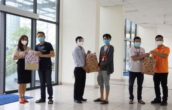 Am long nhung phan qua cho sinh vien xa nha mua dich COVID-19