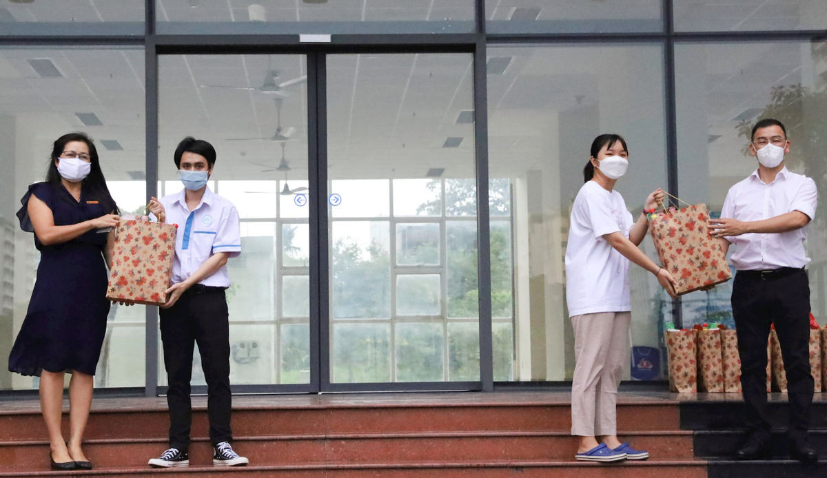 Am long nhung phan qua cho sinh vien xa nha mua dich COVID-19-Hinh-2