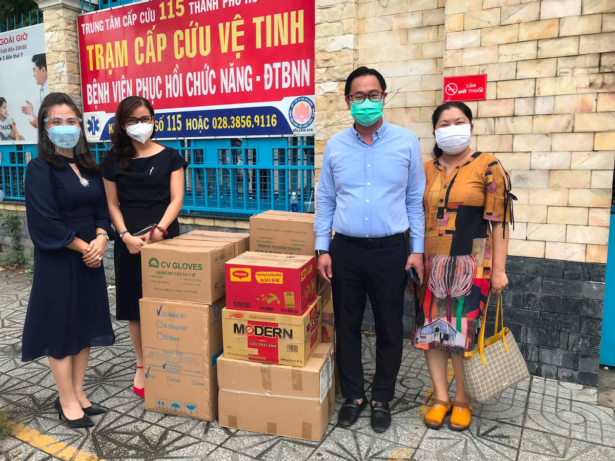 Am long nhung phan qua cho sinh vien xa nha mua dich COVID-19-Hinh-5