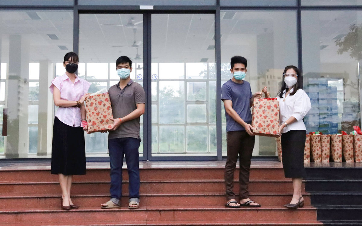 Am long nhung phan qua cho sinh vien xa nha mua dich COVID-19-Hinh-3