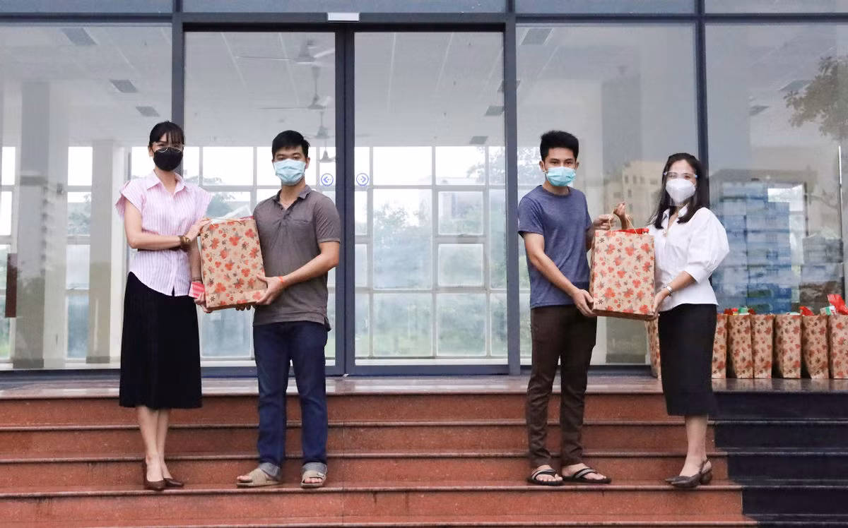 Am long nhung phan qua cho sinh vien xa nha mua dich COVID-19-Hinh-3