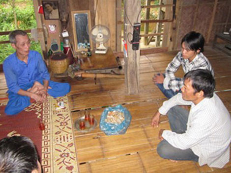 Ông Thầm nói chuyện với người nhà bệnh nhân.