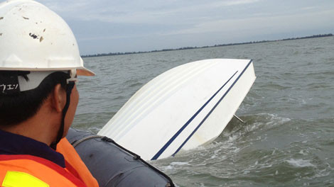 Một phần ca nô bị chìm nổi lên mặt nước.