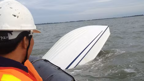 Một phần ca nô bị chìm nổi lên mặt nước.