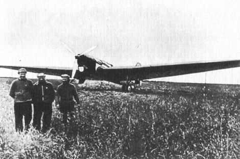 Phi hành đoàn tài ba nhất thế giới cùng chiếc ANT-25 xác lập kỷ lục vĩ đại trong lịch sử hàng không thế giới, bay một mạch từ Moscow sang Mỹ trong thời gian 62 giờ 17 phút.