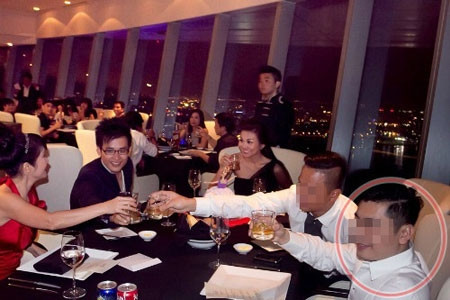 Người đàn ông được cho là bạn trai của Thanh Hằng đã bị che mờ mặt.