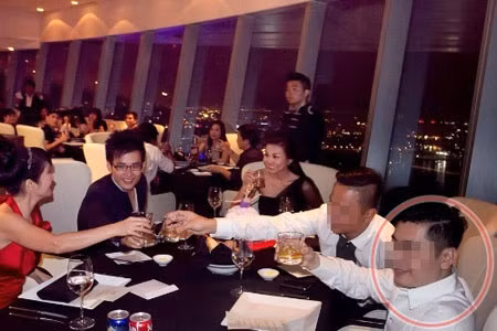 Người đàn ông được cho là bạn trai của Thanh Hằng đã bị che mờ mặt.