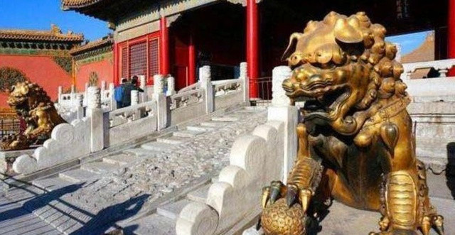 Vì sao sư tử trong Tử Cấm Thành có đôi tai cụp xuống? - Hình 2 Vi sao su tu trong Tu Cam Thanh co doi tai cup xuong?-Hinh-2