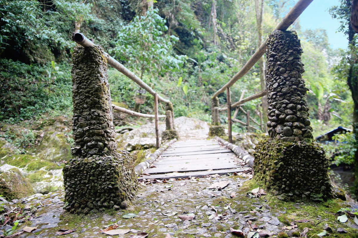 Trong bản có Thác Trái Tim kể về câu chuyện tình yêu cảm động của chàng trai và cô gái người Mông và đường đi tới thác được chính người dân bản cùng nhau xếp thành.