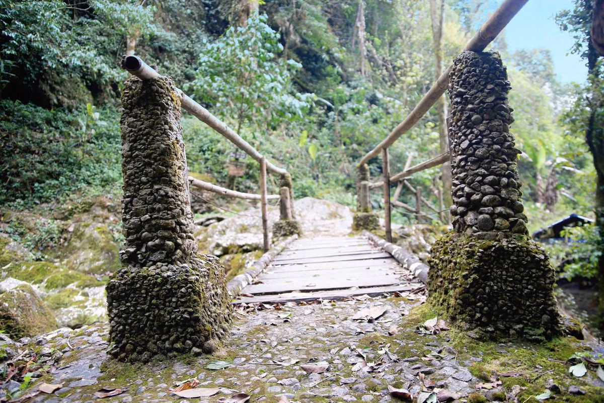 Trong bản có Thác Trái Tim kể về câu chuyện tình yêu cảm động của chàng trai và cô gái người Mông và đường đi tới thác được chính người dân bản cùng nhau xếp thành.