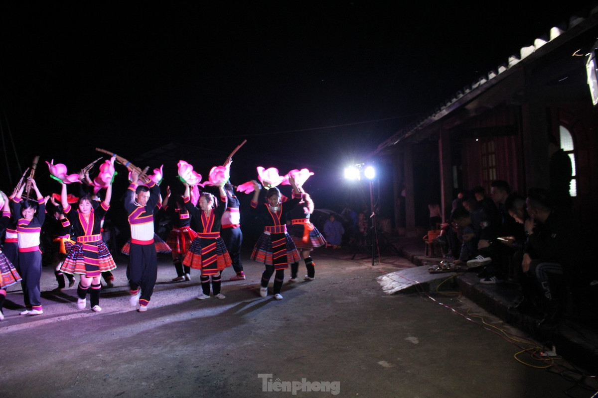 Tới du lịch Sin Suối Hồ, du khách sẽ được đắm chìm trong không gian văn hóa, nghệ thuật độc đáo của bà con người Mông nơi đây.