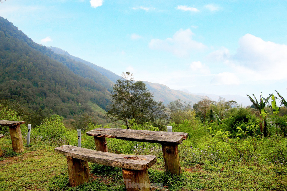 Nằm dưới đỉnh Sơn Bạc Mây thuộc xã Sin Suối Hồ, huyện Phong Thổ (Lai Châu), có một bản người Mông mang tên Sin Suối Hồ được ví như “Nàng công chúa ngủ trong mây” vì cảnh sắc thơ mộng và bình yên.