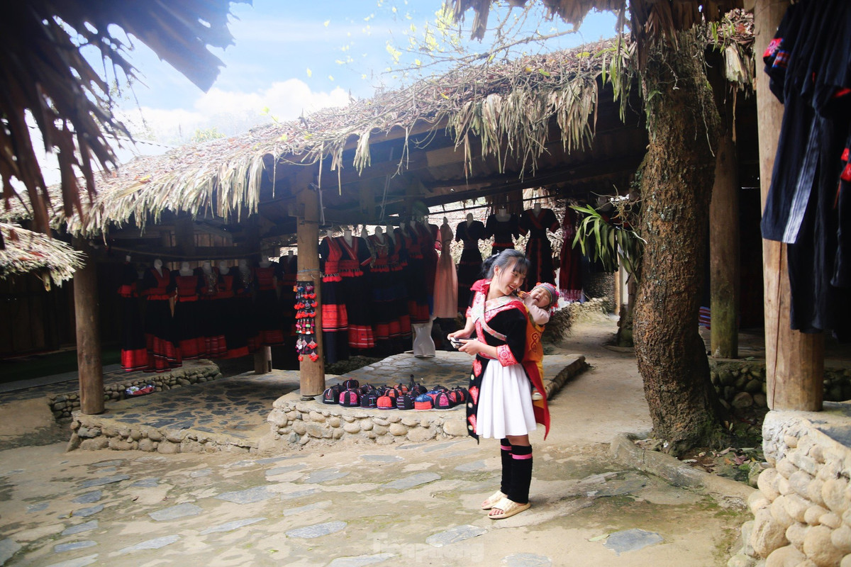 Thế nhưng ít ai biết rằng, Sin Suối Hồ của những thập kỉ trước từng được mệnh danh là bản “nghiện hút”. Cả bản đều là hộ nghèo “bền vững”. Trong nhà, ngoài ngõ gia súc, gia cầm thả rông khắp nơi. Trẻ em không được đến trường mà phải vội đi lấy chồng, lấy vợ.