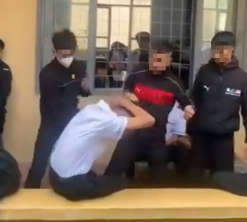 Công an xử phạt 3 học sinh đánh bạn tới tấp trong trường Cong an xu phat 3 hoc sinh danh ban toi tap trong truong